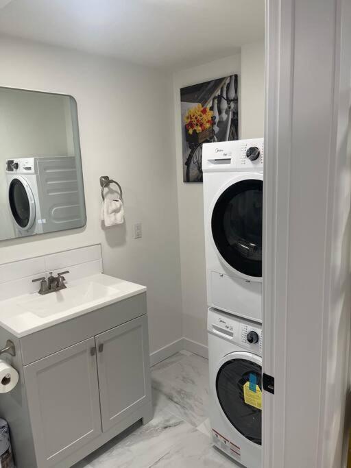 Stylish 2 Bedroom Suite In Sw Edmonton Close To Windermere And Edmonton International Airport Eksteriør billede