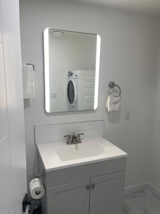 Stylish 2 Bedroom Suite In Sw Edmonton Close To Windermere And Edmonton International Airport Eksteriør billede