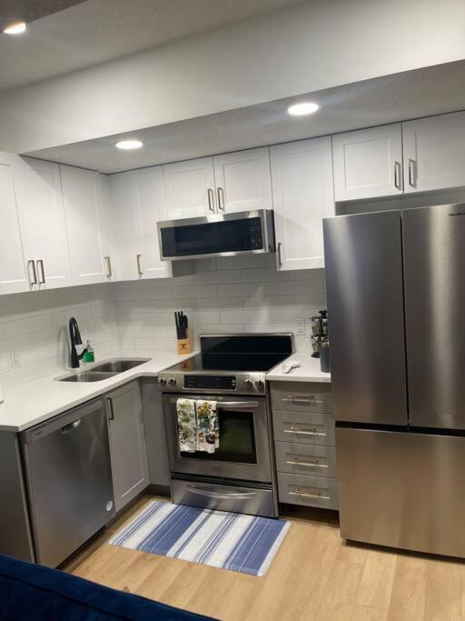 Stylish 2 Bedroom Suite In Sw Edmonton Close To Windermere And Edmonton International Airport Eksteriør billede